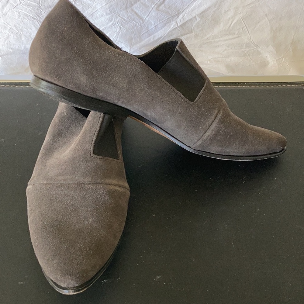 Gray suede Cydwoq Terminal flats. EU 39.5